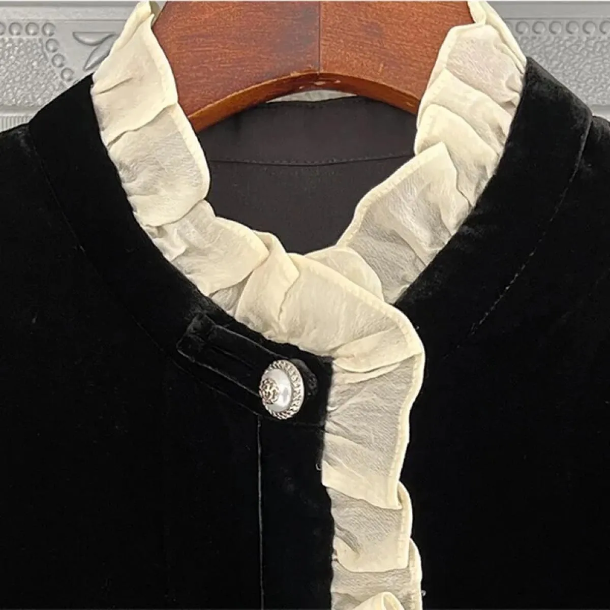 Camicia in velluto nero da donna Autunno Inverno 2023 Nuovo top da pendolare a maniche lunghe con volant e design francese di al