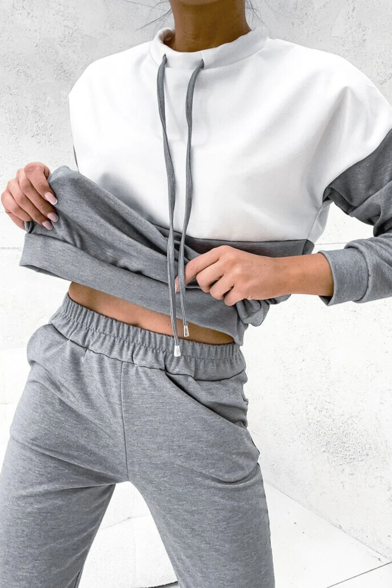 Completo casual sportivo bicolore bianco grigio felpa con tasca a marsupio e pantaloni con coulisse