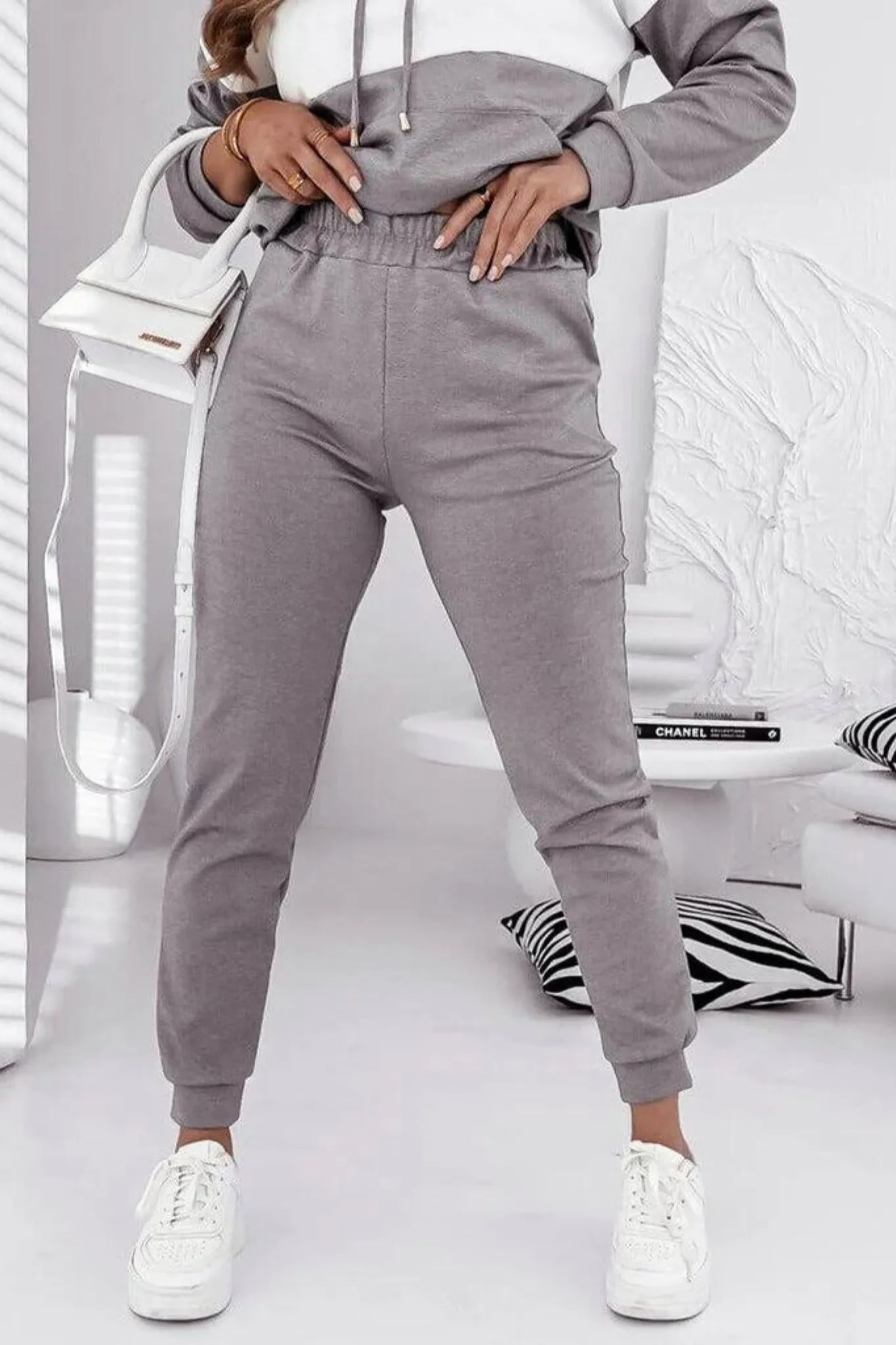 Completo casual sportivo bicolore bianco grigio felpa con tasca a marsupio e pantaloni con coulisse