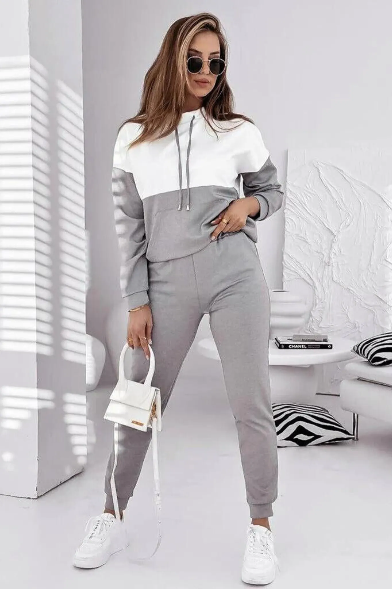 Completo casual sportivo bicolore bianco grigio felpa con tasca a marsupio e pantaloni con coulisse