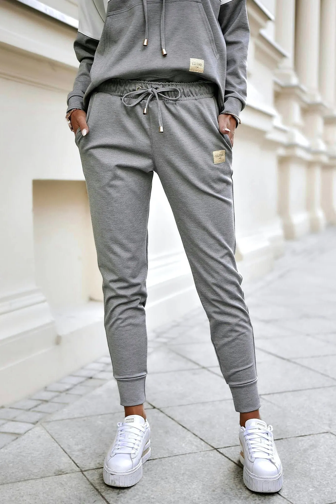 Completo casual sportivo bicolore bianco grigio felpa con tasca a marsupio e pantaloni con coulisse