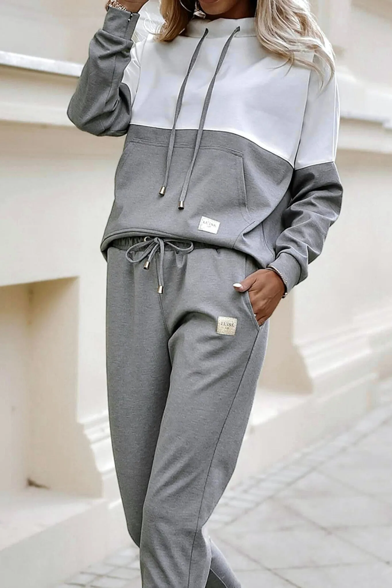 Completo casual sportivo bicolore bianco grigio felpa con tasca a marsupio e pantaloni con coulisse