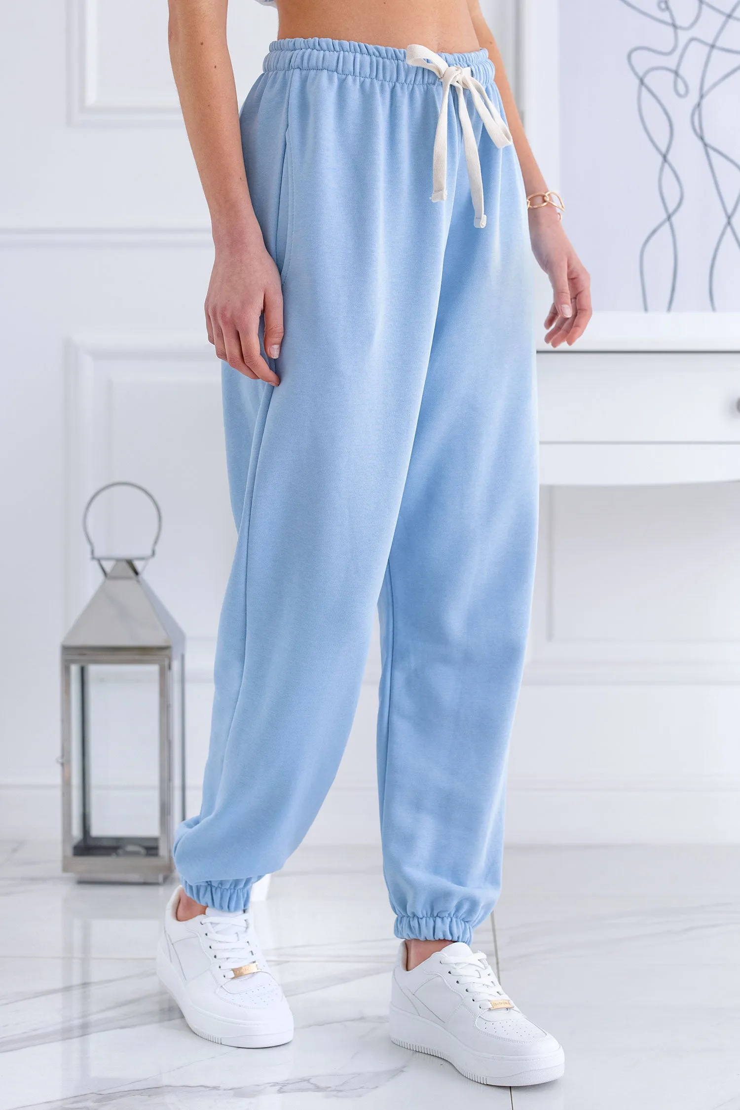 Pantalone tuta azzurro con laccio