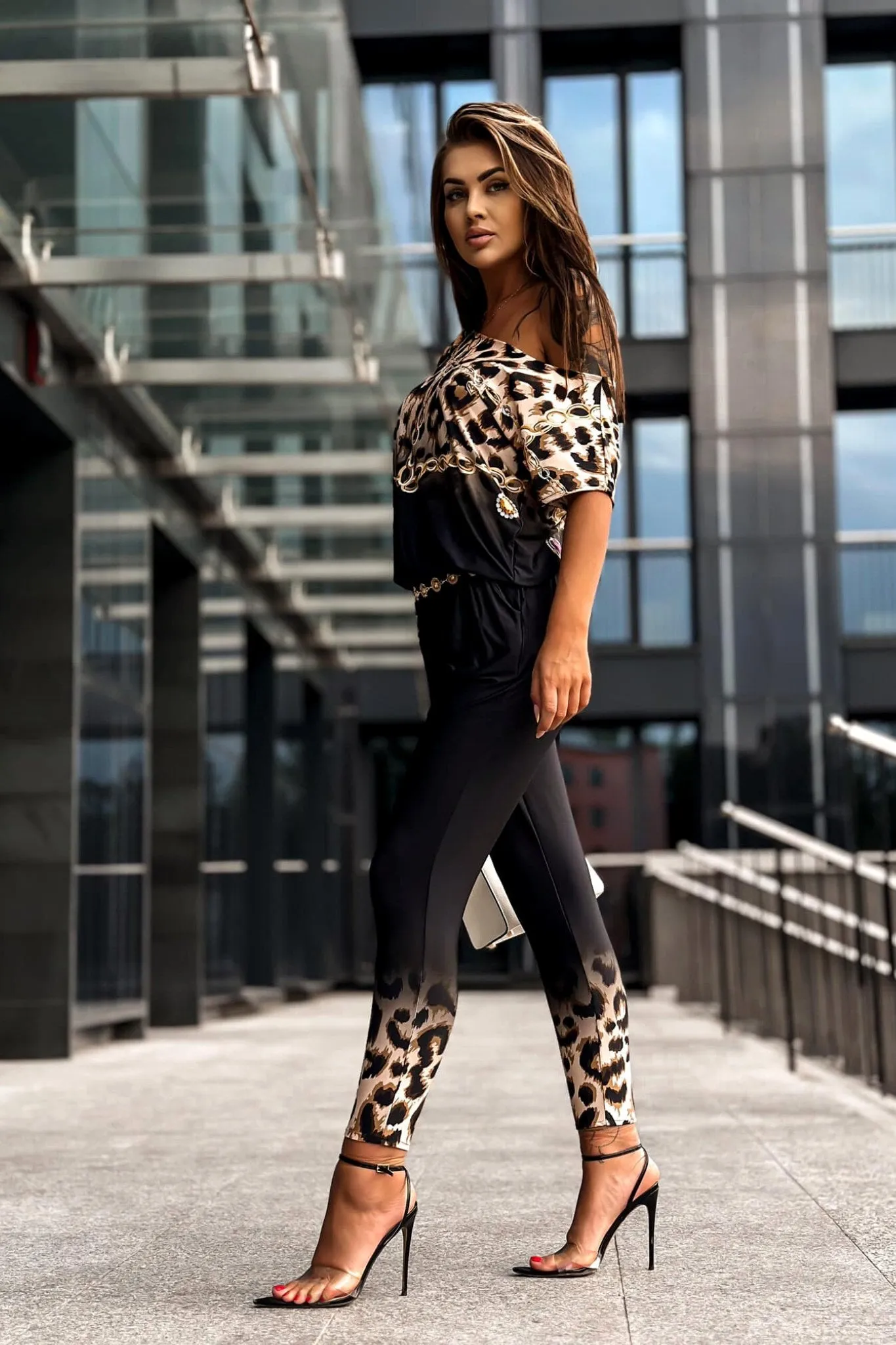 Tuta casual nera a fantasia leopardata con tasche laterali