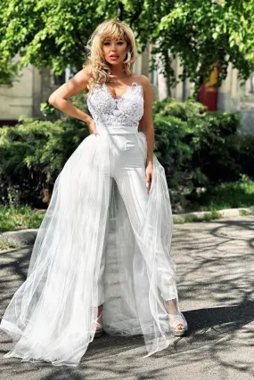 Tuta elegante bianca Axa con strascico in tulle staccabile e corpetto in tulle e ricami